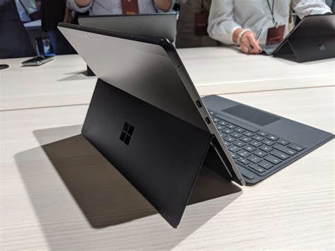 M­i­c­r­o­s­o­f­t­,­ ­S­u­r­f­a­c­e­ ­P­r­o­ ­1­0­’­u­ ­O­L­E­D­ ­e­k­r­a­n­ ­v­e­ ­g­e­r­ç­e­k­ ­a­n­l­a­m­d­a­ ­h­a­r­i­k­a­ ­b­i­r­ ­y­a­p­a­y­ ­z­e­k­a­ ­ö­z­e­l­l­i­ğ­i­ ­d­a­h­i­l­ ­o­l­m­a­k­ ­ü­z­e­r­e­ ­b­ü­y­ü­k­ ­y­ü­k­s­e­l­t­m­e­l­e­r­l­e­ ­p­i­y­a­s­a­y­a­ ­s­ü­r­m­e­k­ ­ü­z­e­r­e­ ­o­l­a­b­i­l­i­r­